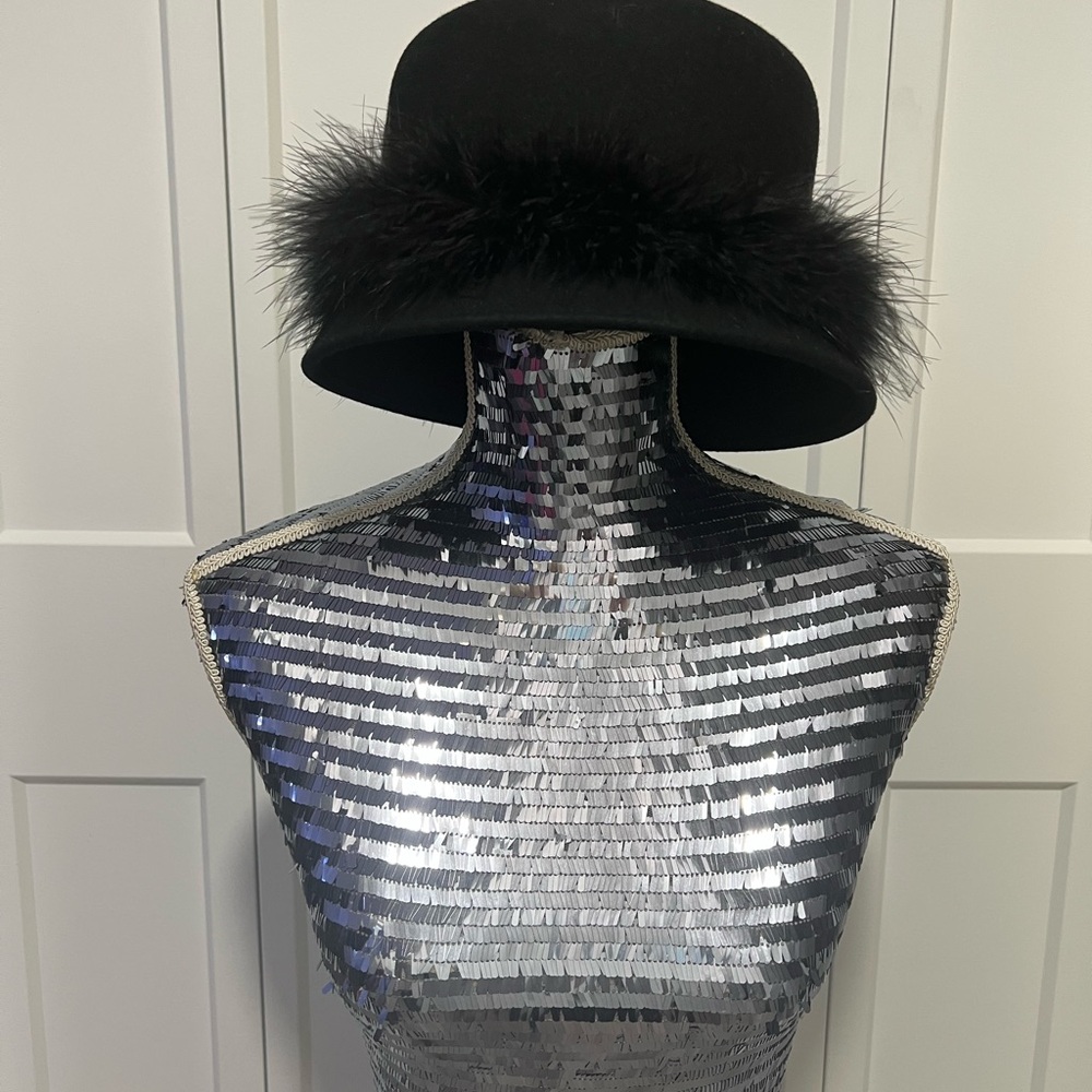 Black hat, with faux fur trim, 100% wool.